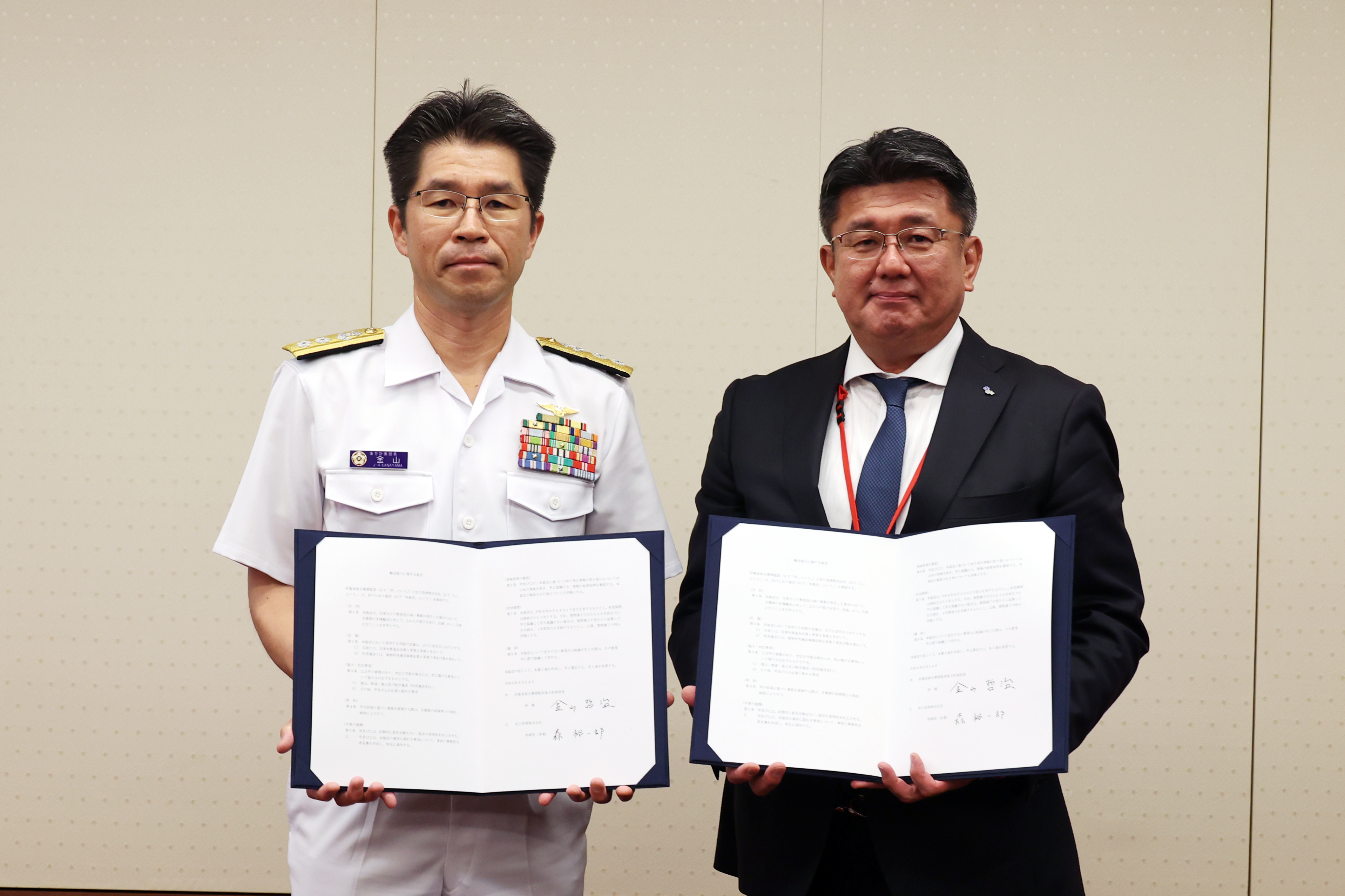 (左から)統合幕僚監部 後方計画部 金山 哲治部長、佐川急便 取締役 森 裕一郎