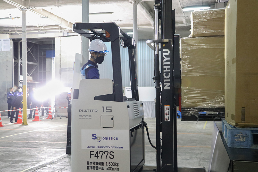 実技試験の様子(荷役操作)