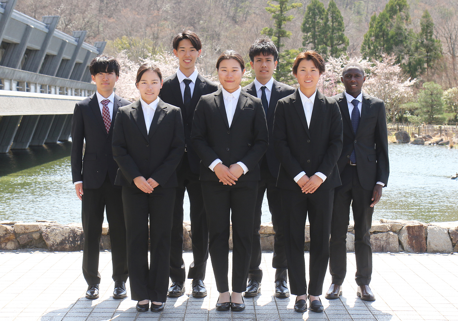（後列左から）佐藤 一世、関口 絢太、石原 翔太郎、チャールズ・カマウ（前列左から）永井 柚衣、麻生 古都音、川原 千賢
