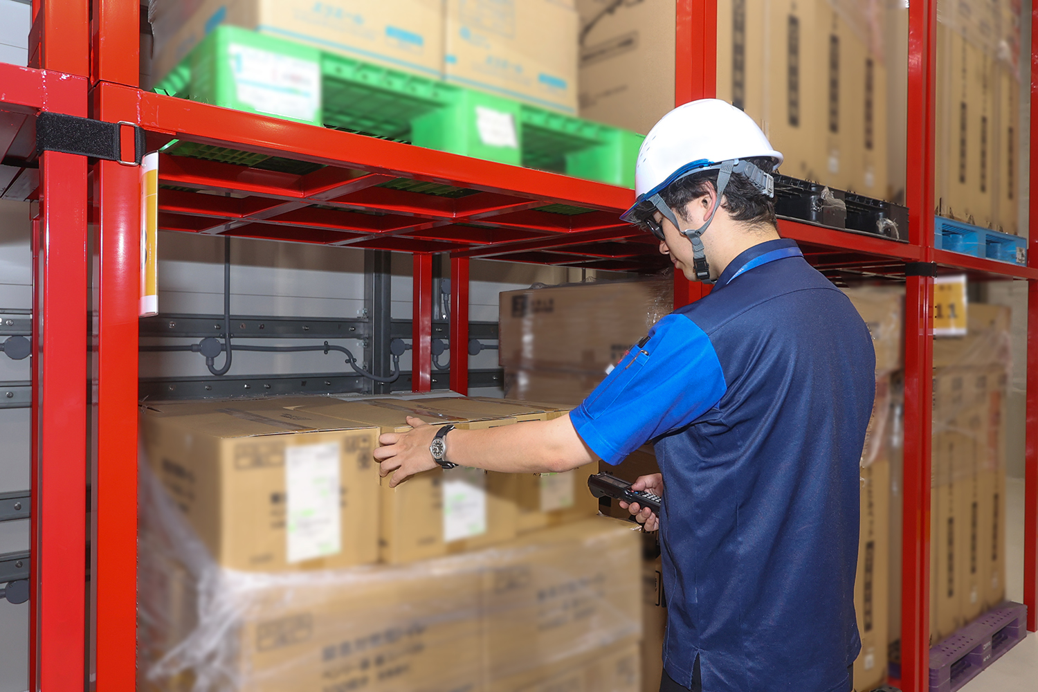 段ボールベッドや貯水タンクなどの備蓄品を保管