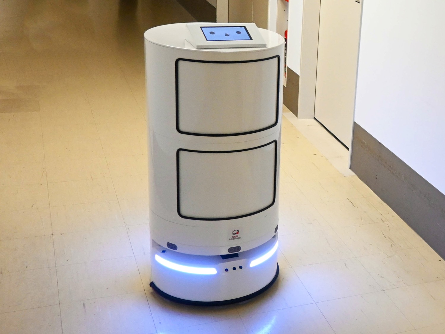 QBIT Robotics社が開発する自律走行型配送ロボット「DR1」