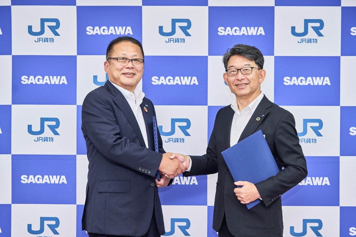 （左から）佐川急便 代表取締役社長 本村 正秀、JR貨物 犬飼 新 代表取締役社長兼社長執行役員