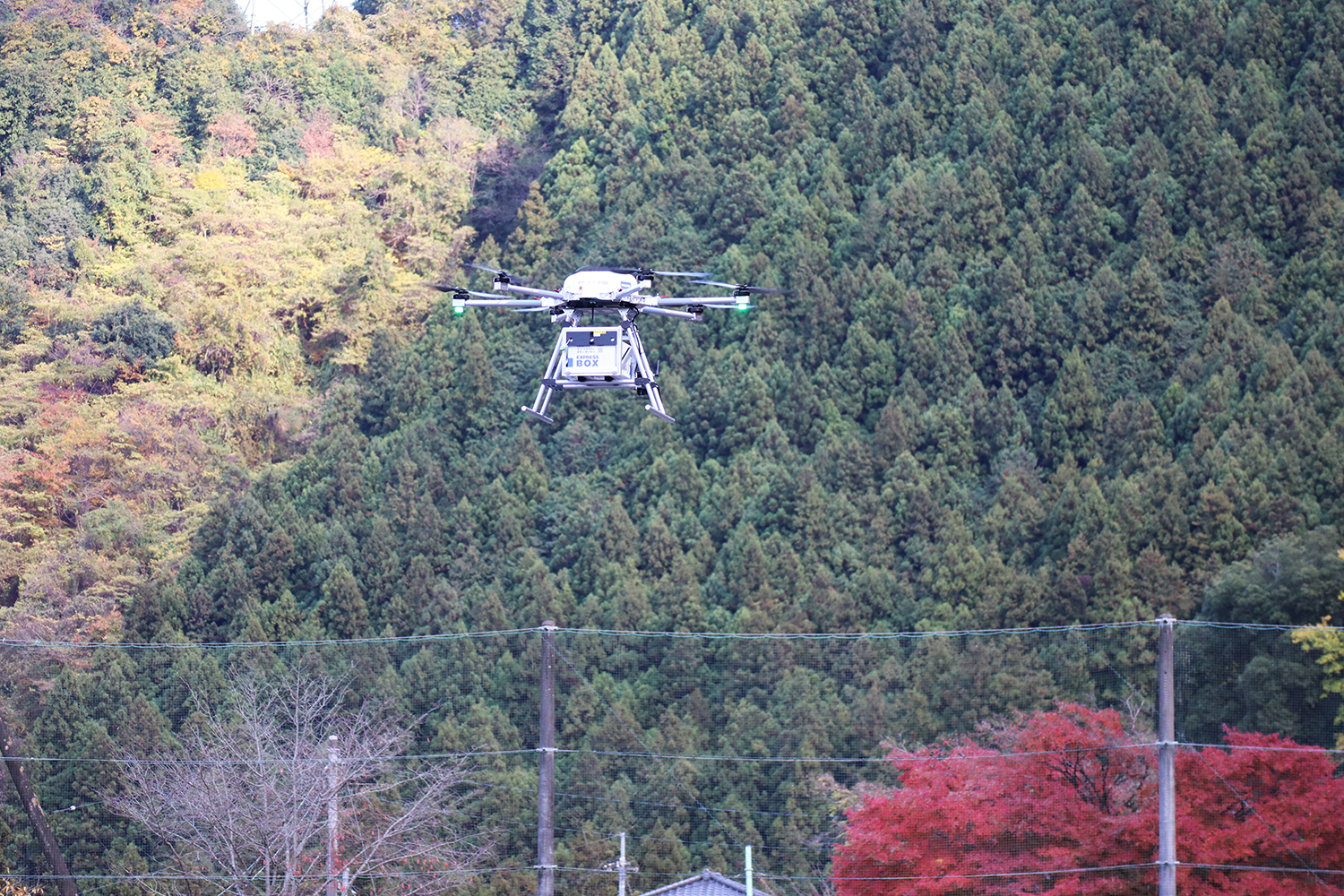 荷物を搭載し飛び立つドローン