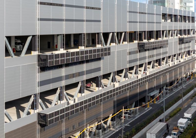 バルコニー（壁面）の太陽光パネル