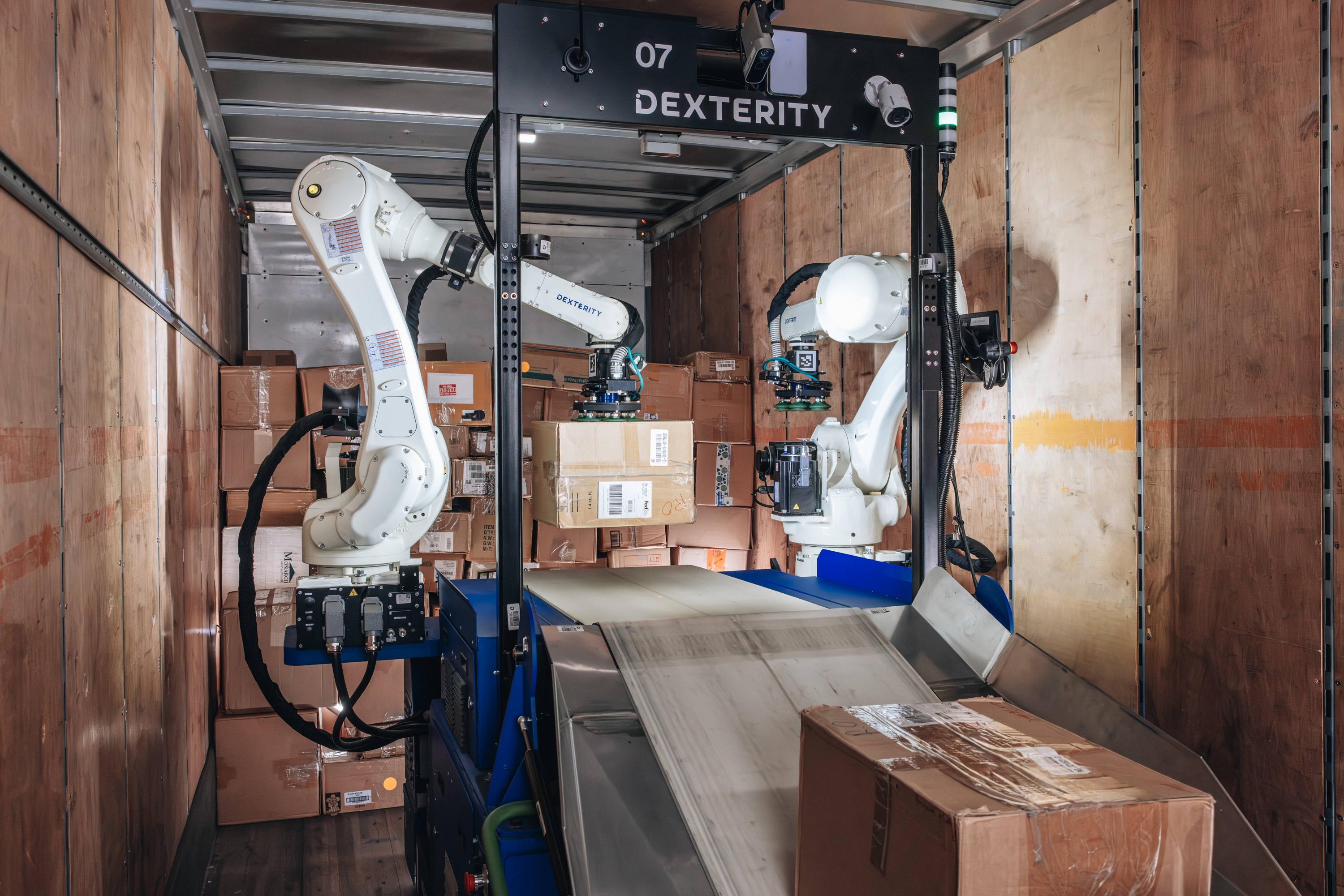 Dexterityの開発したロボットがトラック内荷積みを行う様子