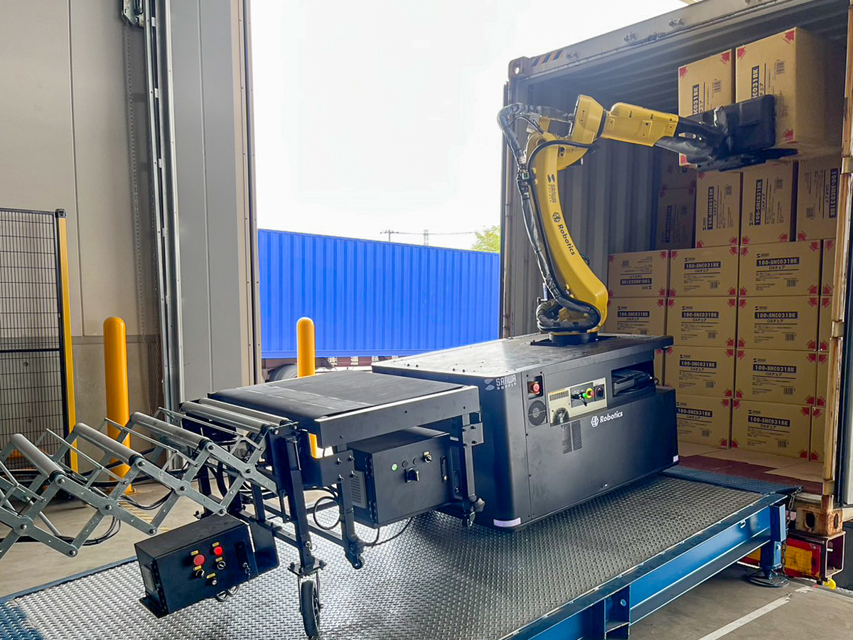 コンテナから荷降ろしするRockyOne（吸着時）