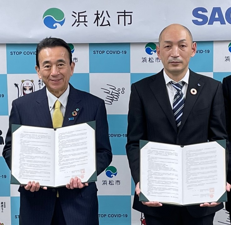 (左から)　浜松市 鈴木 康友 市長、東海支店 支店長 枝川 和弘