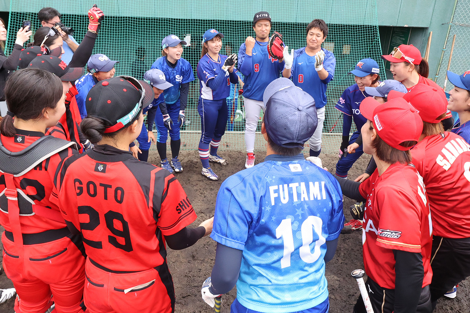 エキシビションゲームの前にJDリーグの選手たちと円陣を組むトクサンTVのお二人
