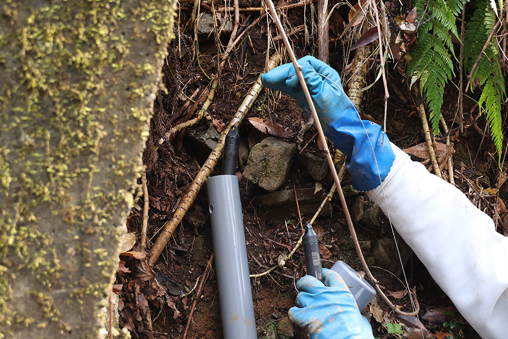 塩ビパイプに入れた黒いセンサーで水圧と大気圧を計測する