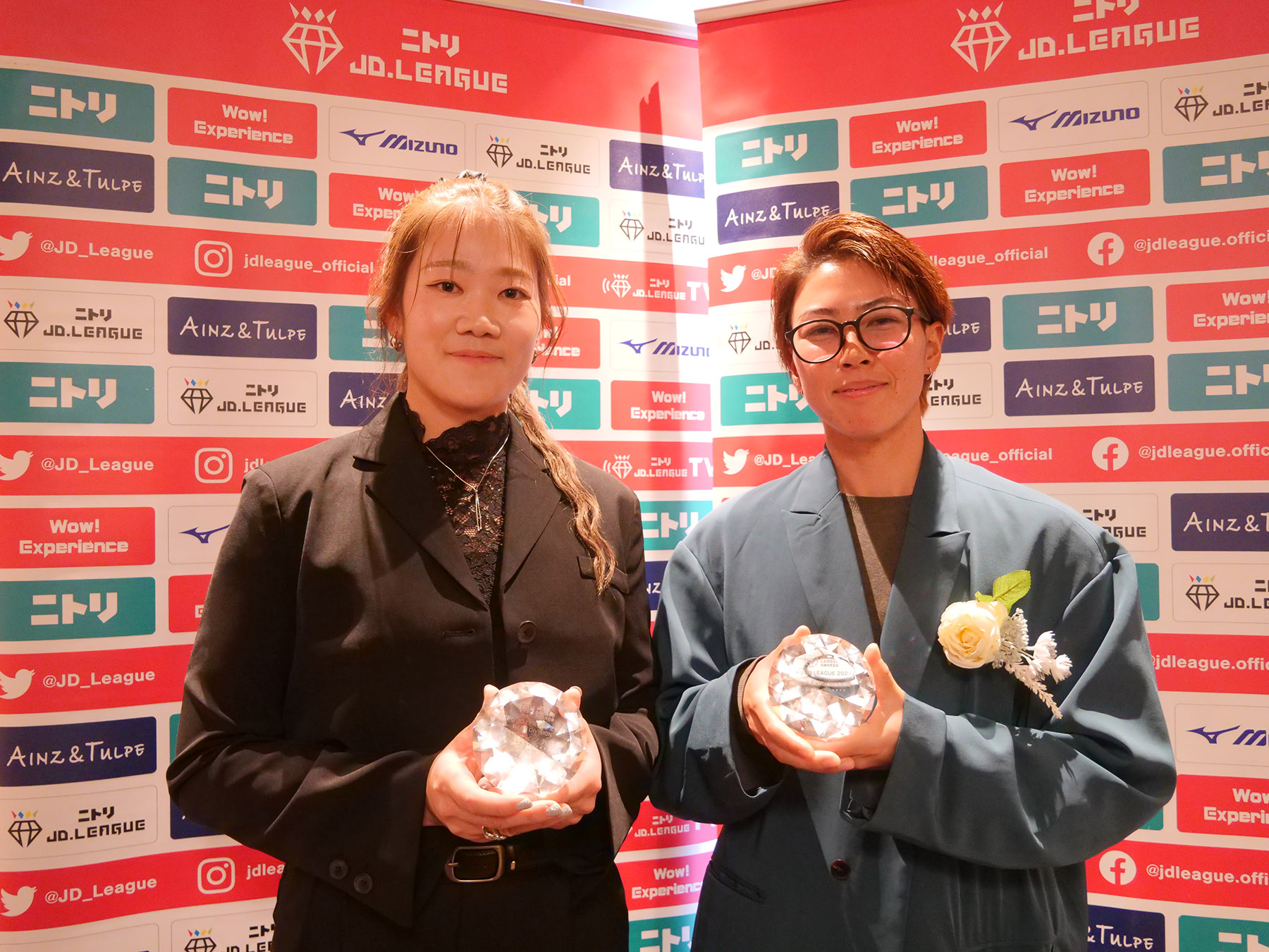 （左から）中川彩音選手、望月朱里選手