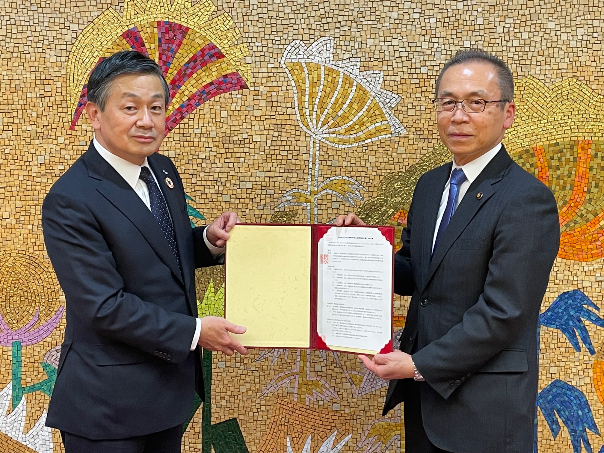 (左から) 東関東支店 支店長 福元 俊朗、船橋市 松戸 徹 市長