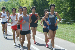 2km×8本で先頭を引っ張る山脇選手