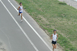 合宿最後の練習5000m×3本で頑張る今年入社の田口選手（右）・辰巳選手（左）