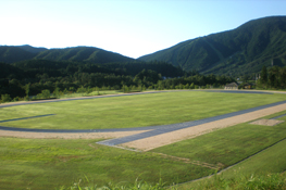 この春に完成した陸上競技場です